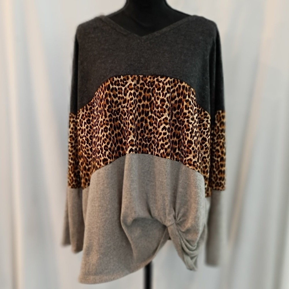 Lilypad Womens Leopard Colorblock Twist Front V-Neck Knit Top Grey Animal‎ Print